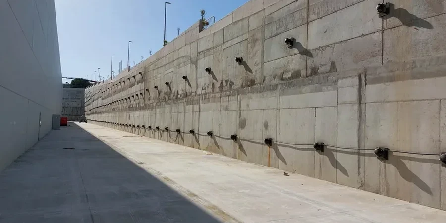 Diseño de anclajes activos y pasivos en Lo Prado: criterios para suelos finos y estabilidad